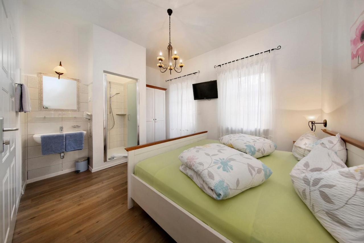 Garni Villa Tyrol - Adults Only Мерано Стая снимка